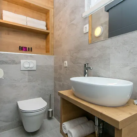 Ora Luxury בית הארחה 4*